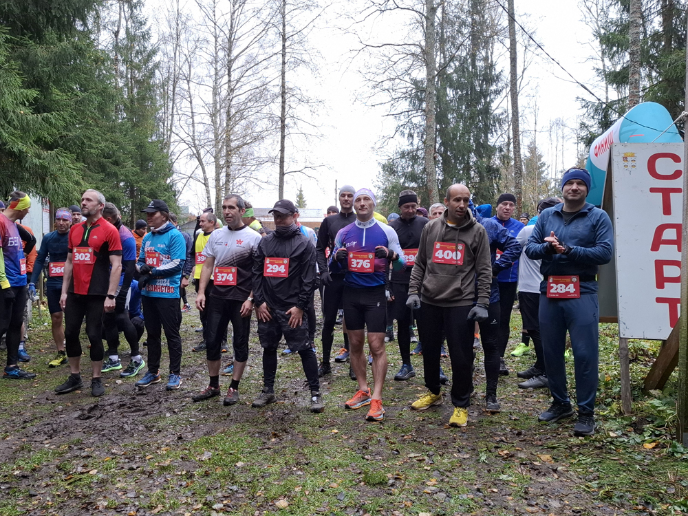 Участники мужского забега перед стартом.