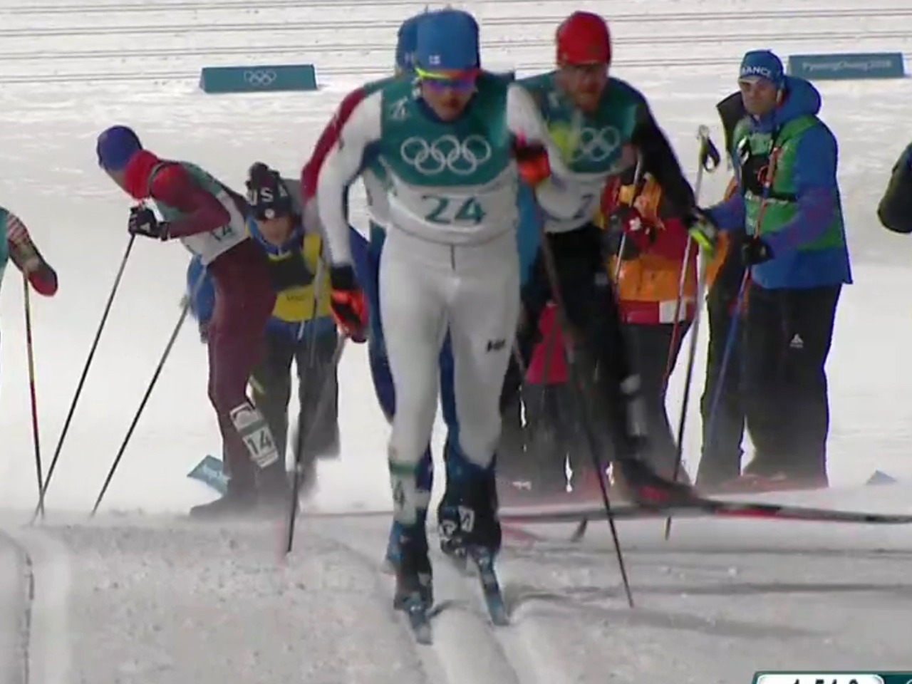 Тот самый момент, когда американский тренер бежит к Алексею с лыжей...