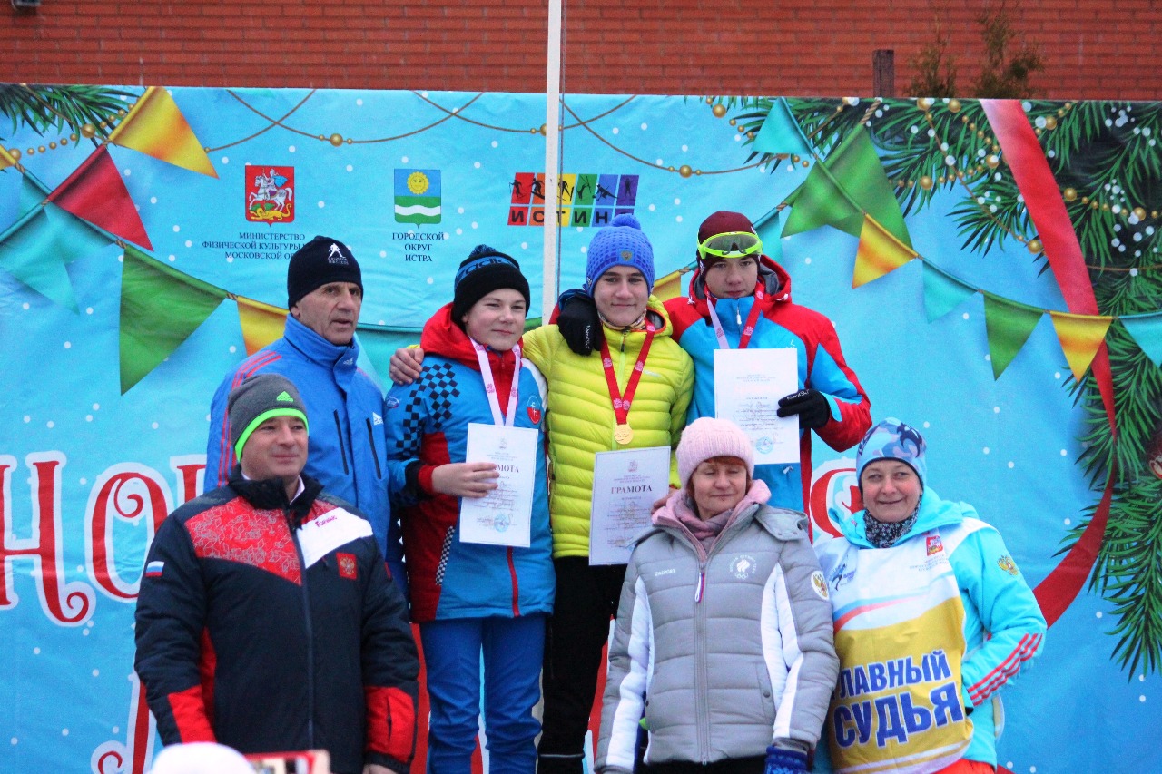 На пьедестале юноши младшего возраста и тренер победителя - Алексей Войчин.Награждали призеров - директор СШОР Истина Андрей Кулагин, олимпийская чемпионка Светлана Нагейкина и главный судья соревнований,президент Федерации ЛГМО Татьяна Аникеева.