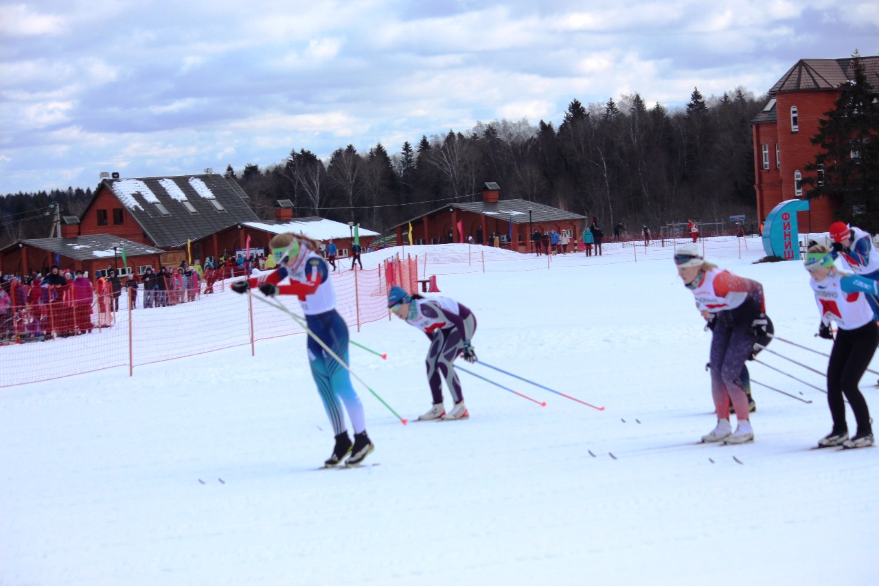Борьба за первые позиции на лыжне.