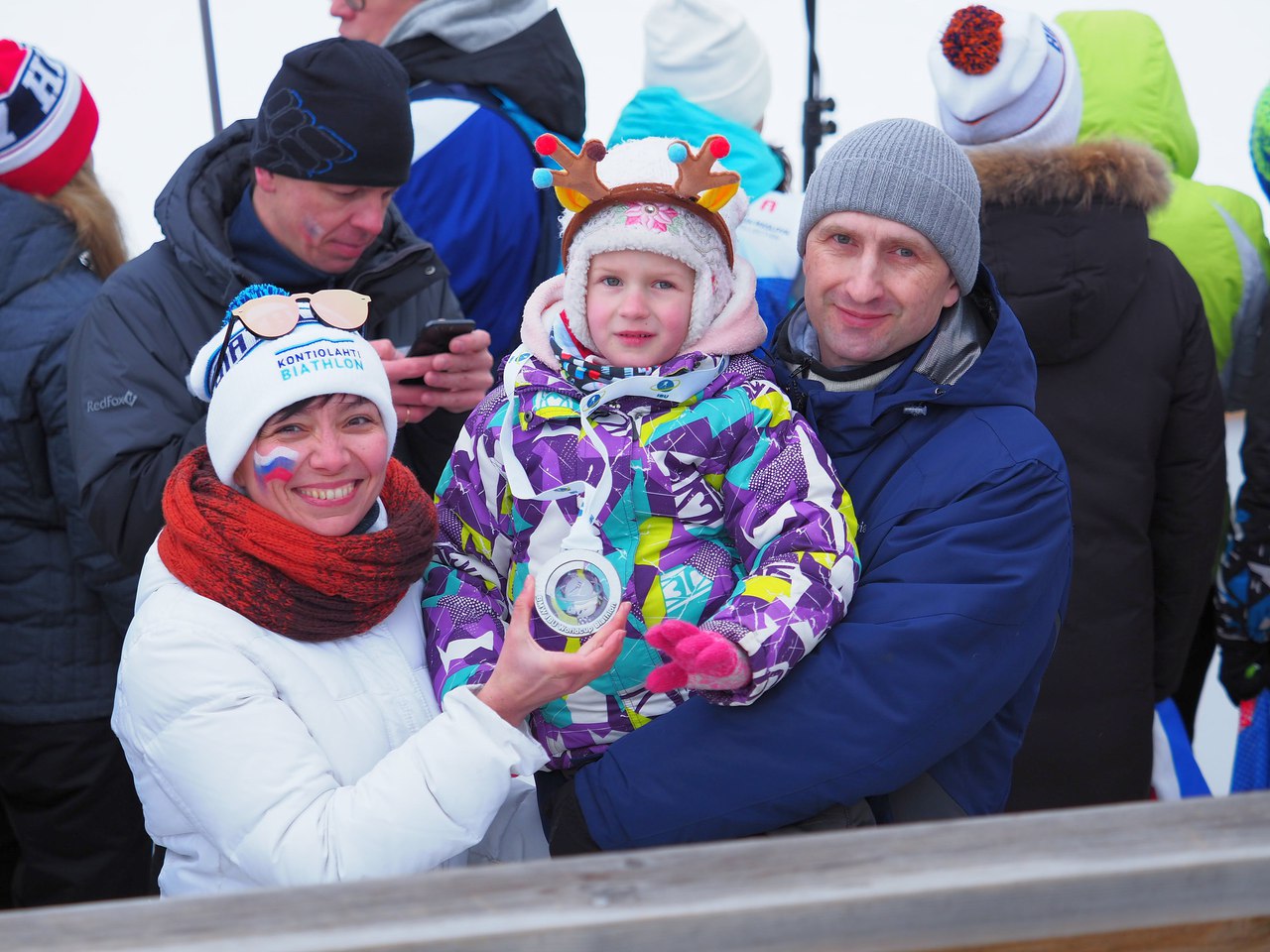 Слева в белой куртке та самая Лена из нашей группы