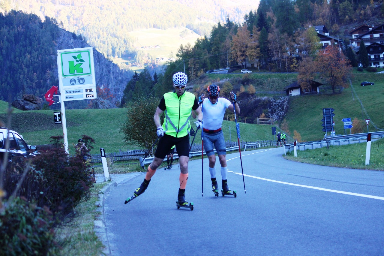 Это фото сделано ближе к концу первого отрезка. Лидеры те же, поодаль мы видим следующую группу спортсменов, которая стартовала чуть позже.