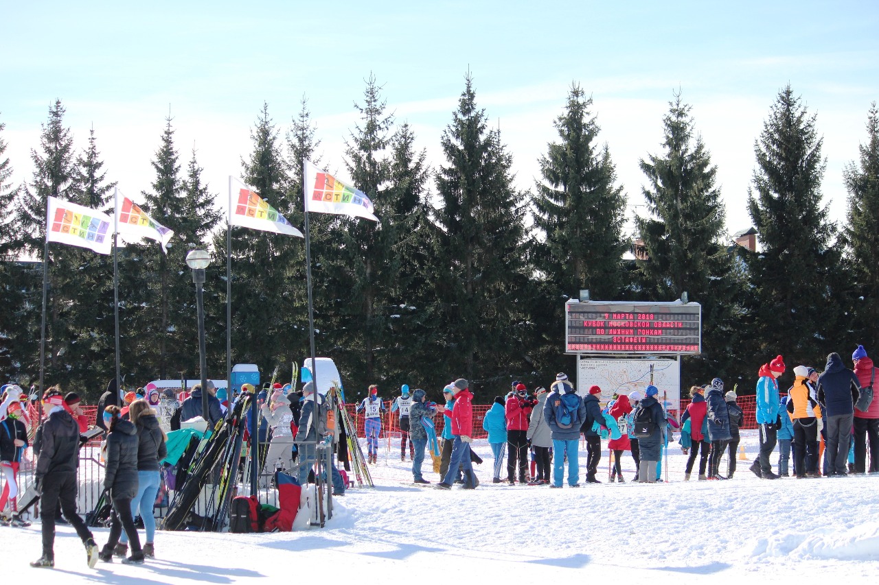 Лыжный стадион в ожидании смены этапа.