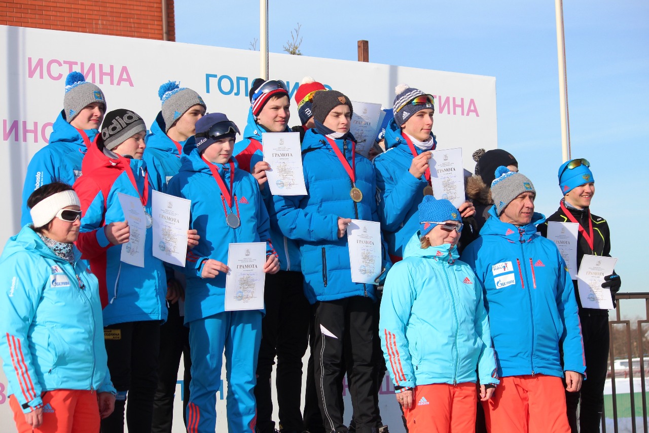 Церемония награждения юношей среднего возраста.