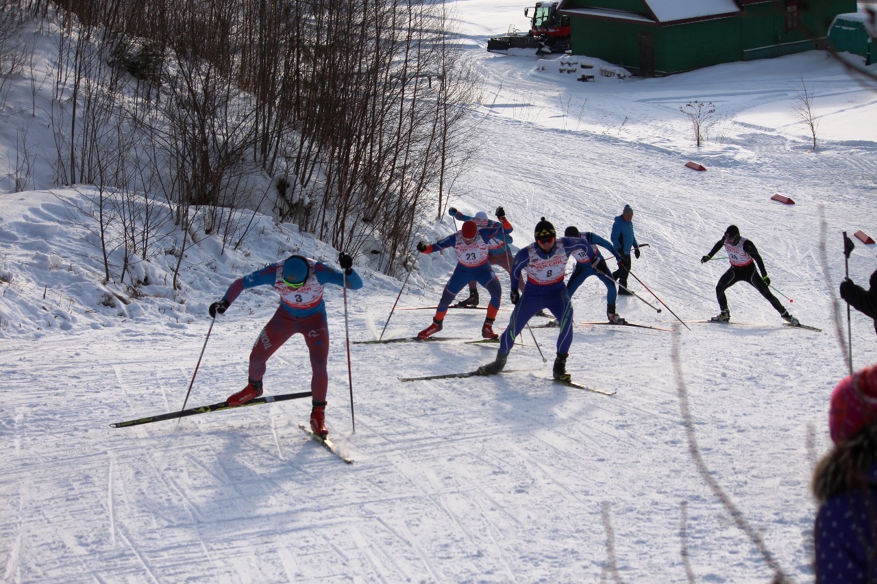 И снова впереди московский лыжник Владимир Фролов. Его преследует еще один представитель Москвы Александр Вдовин.