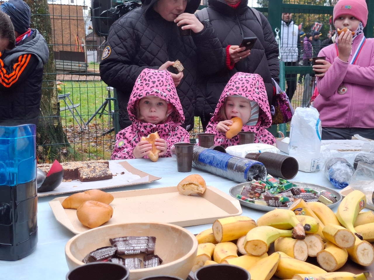 Стол с угощениями и сладостями на стартовой поляне.