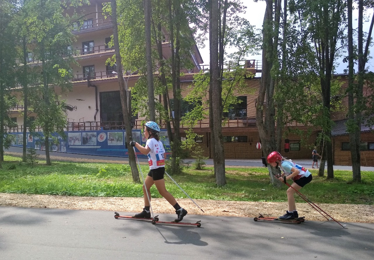 Дети тренируются и смотрят на сборников - это тоже добавляет к тренировочному процессу интереса и мотивации