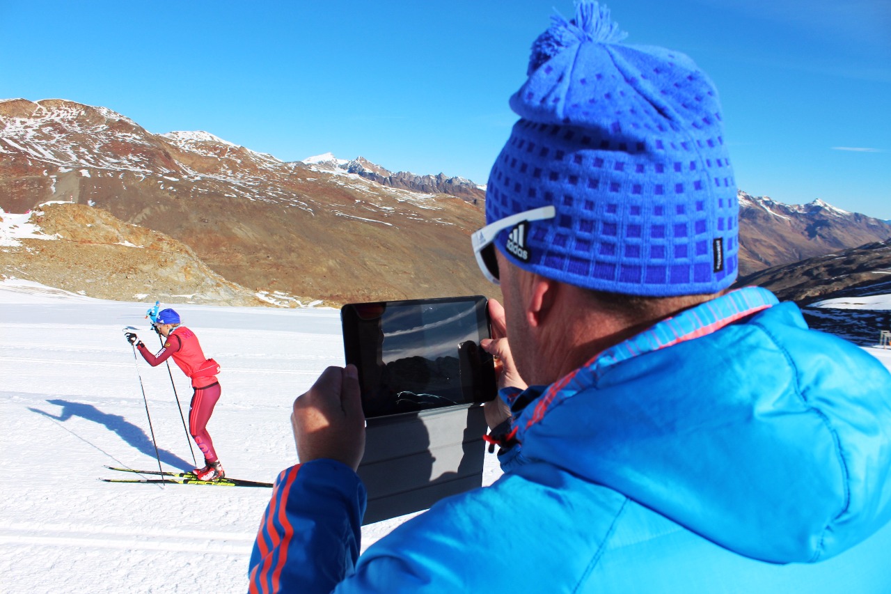 Крамер снимает на видео прохождение Матвеевой данного участка трассы.