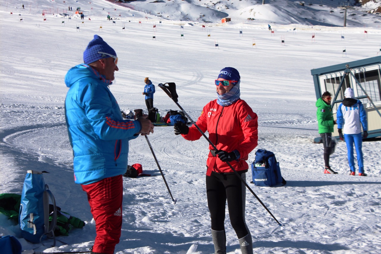 Юлия Чекалева закончила техническое упражнение с одной палкой и подъехала к тренеру, чтобы забрать вторую. Судя по веселому настроению - у спортсменки хорошее самочувствие и ощущения от выполненного упражнения.
