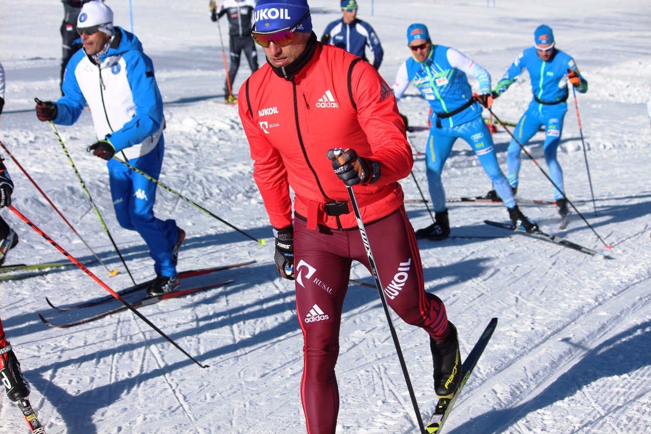 И русские, и финны, и итальянцы - все тренируются рядом, никто и ничто ни от кого не скрывает... На переднем плане - Сергей Турышев.