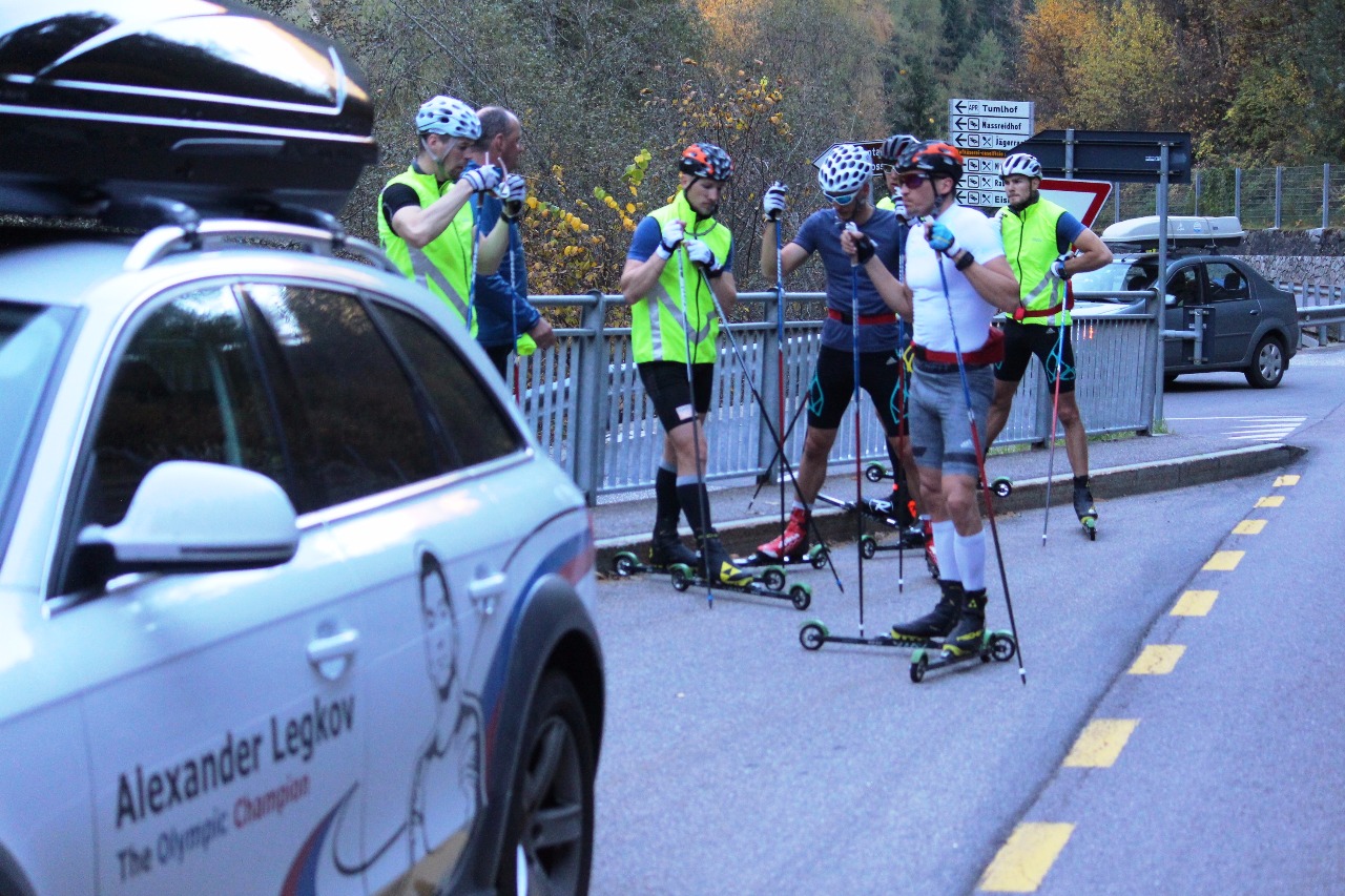 Маркус Крамер дает спортсменам четкие установки на предстоящие ускорения. Сам он будет следовать за спортсменами в гору на микроавтобусе.
