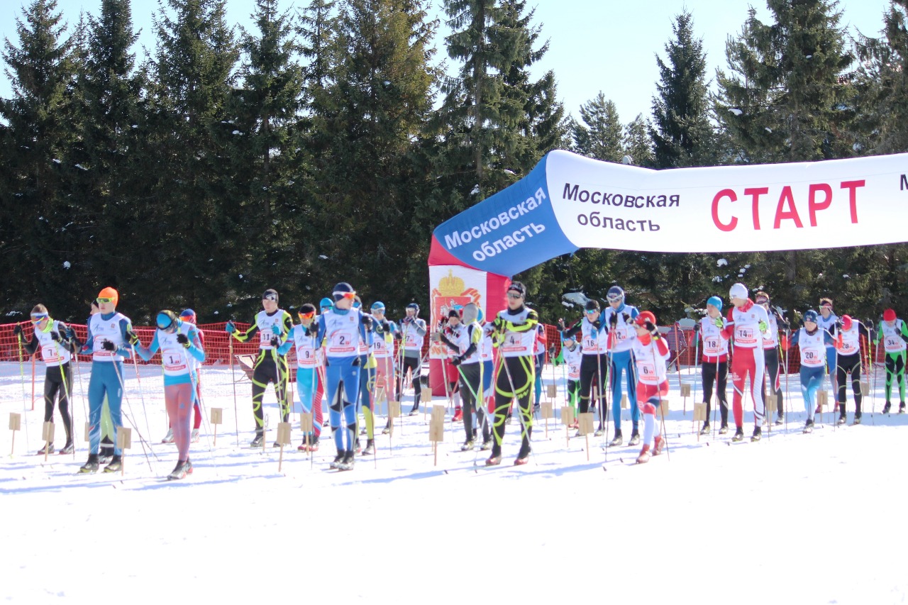 На старте юноши среднего возраста 2002-2003 годов рождения.