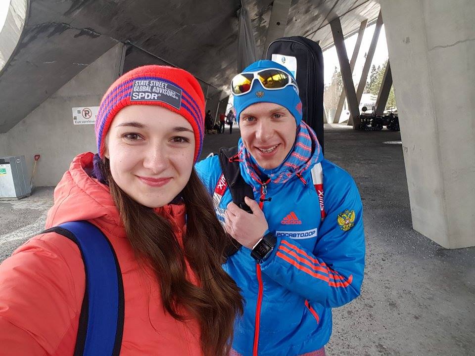Елена Копылова Российские болельщики в Холменколлене уже вовсю фотографируются с будущим нашего биатлона