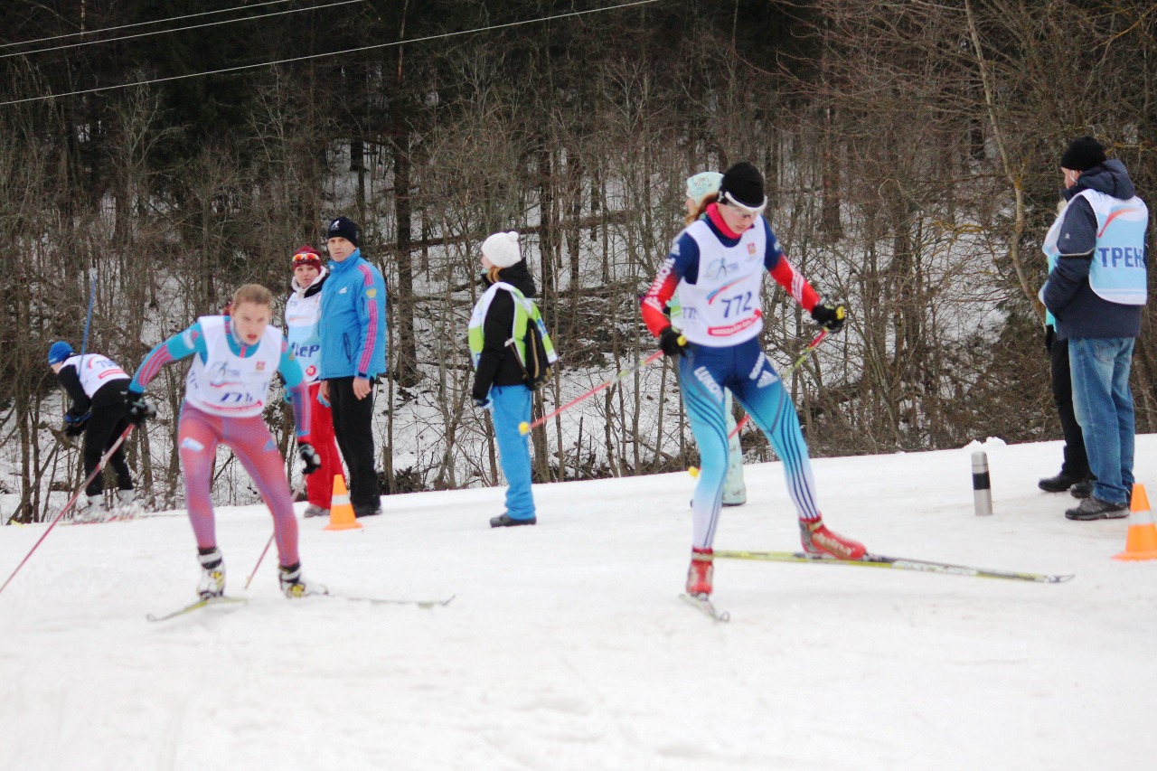 На дистанции девушки 2000-2001 годов рождения.