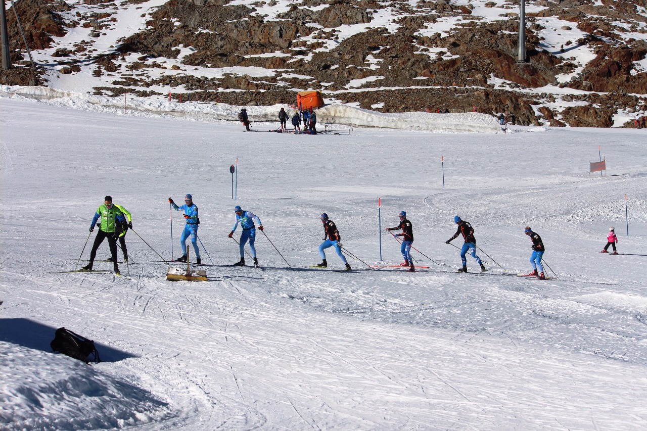 Представители мужской финской сборной команды на тренировочном кругу.