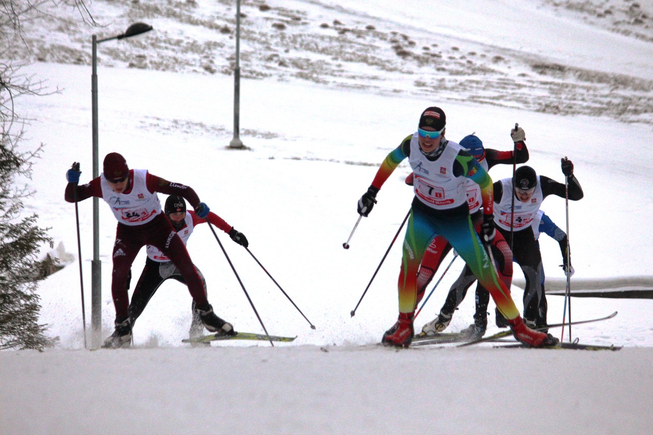 Никита Бердышев ведет гонку на подъеме в середине дистанции.