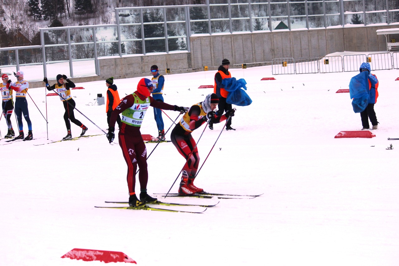 Сергей Новиков отправляет на третий этап свободным стилем Максима Зубцова.