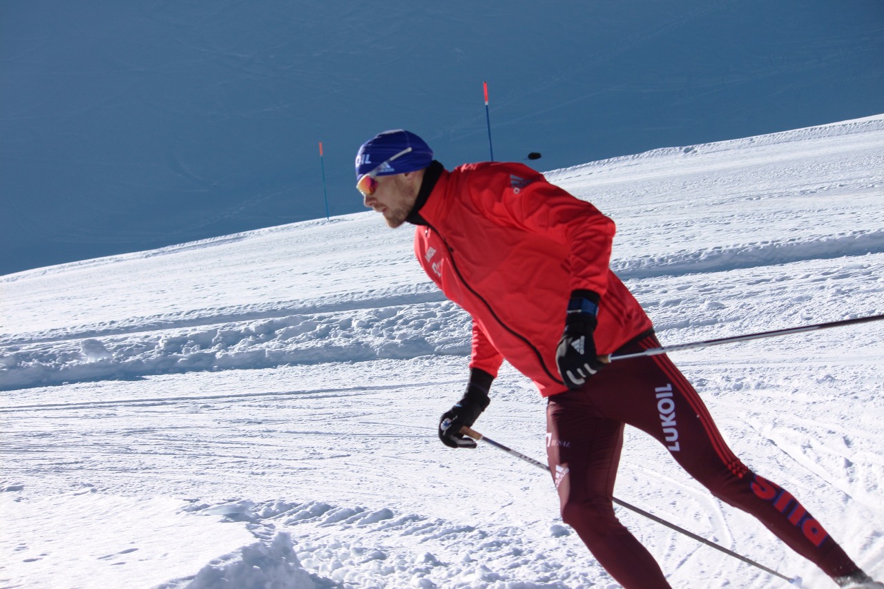 Петр Седов во время прохождения поворота.