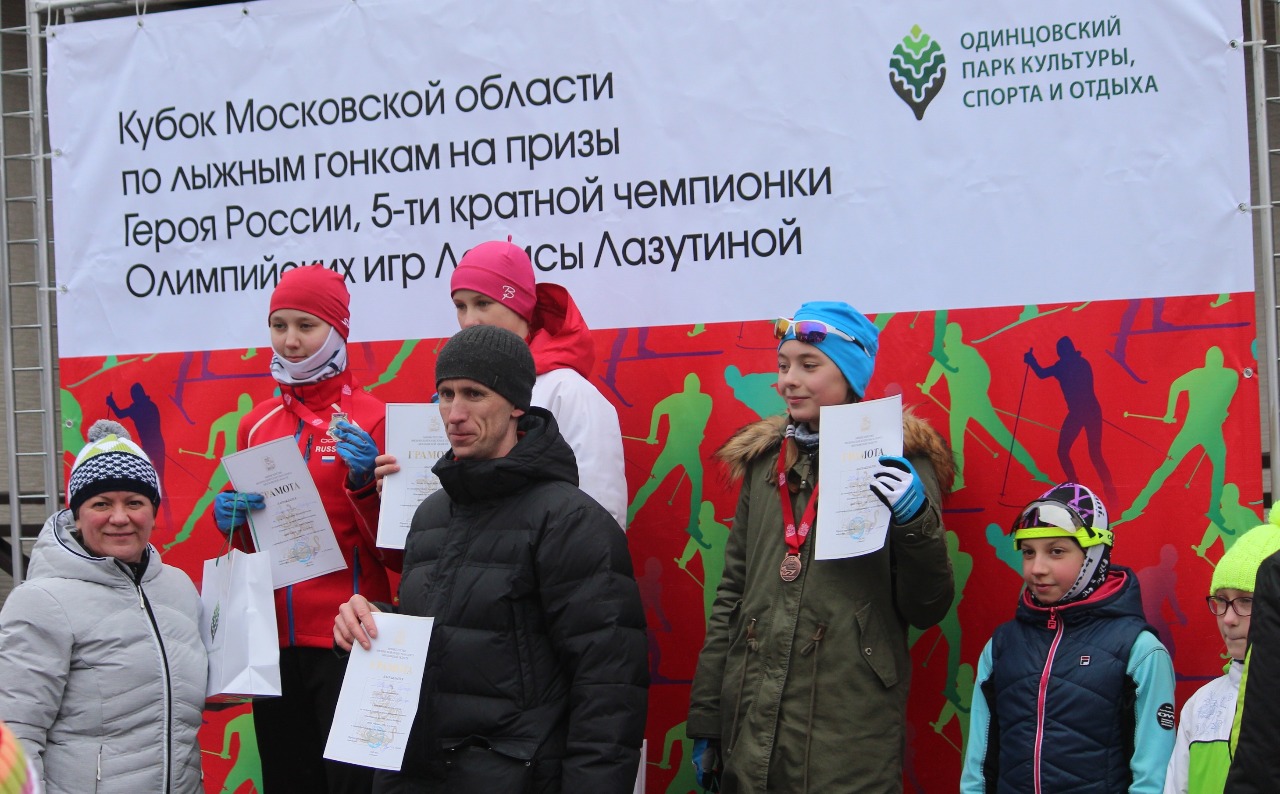 Приятная церемония награждения: все как у взрослых. И тренер победительницы награжден!