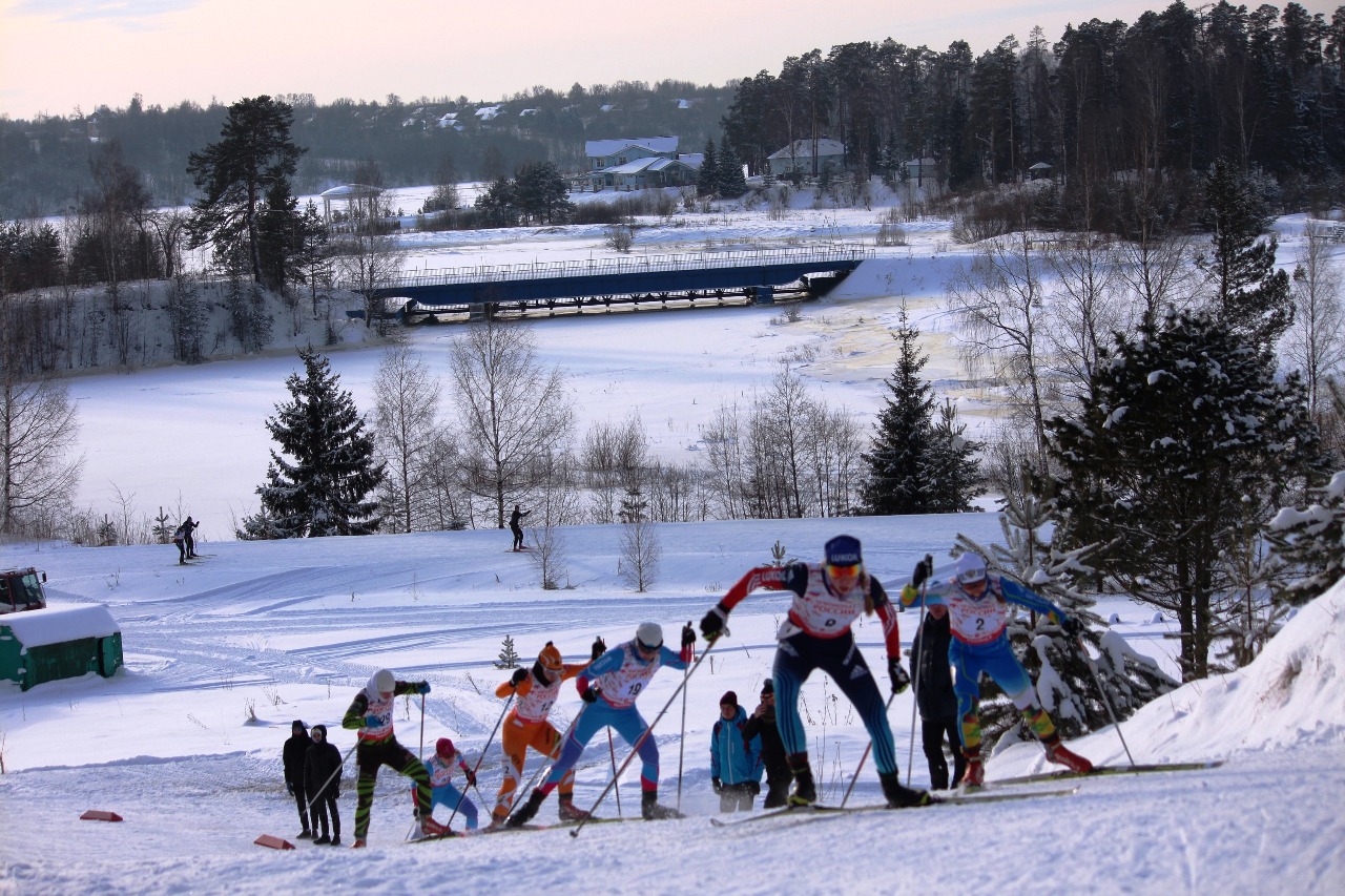 Юниорка Наталья Смирнова, лидирующая в этом забеге, даже пытается на нем атаковать и уйти в отрыв.