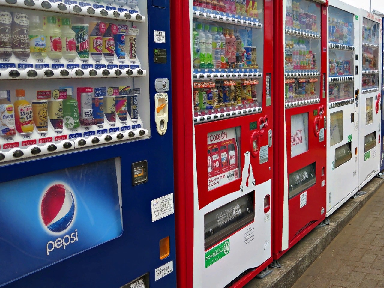 Вендинговые автоматы в Японии повсюду, даже в кафе на горных склонах.