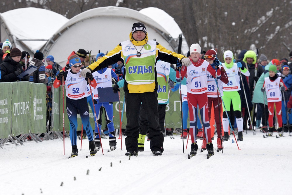 Мальчики младшего подготовительного возраста готовы к старту.