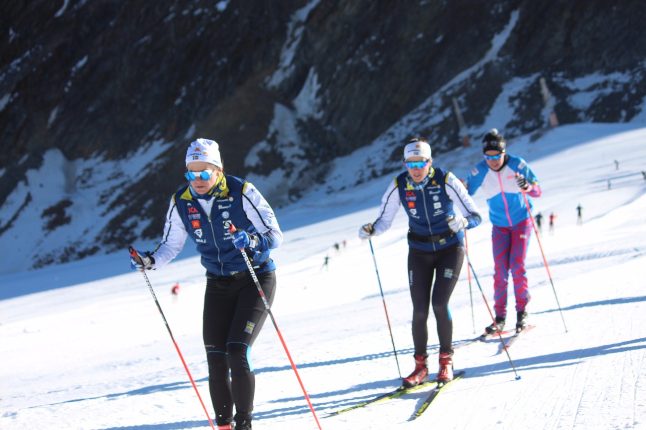 А за шведскими лыжницами - Идой Ингемарсдоттер и Стиной Нильссон пристроилась Керту Нисканен.