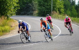 Более 500 велогонщиков приняли участие в велогонке CyclingRace. К участникам велозаезда присоединился олимпийский чемпион по лыжным гонкам Александр Легков. 