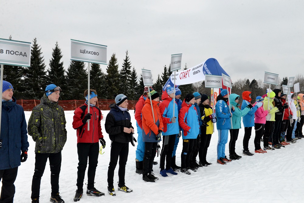 По традиции начались соревнования парадом участников из девятнадцати команд, приехавших на эти гонки в Головино.