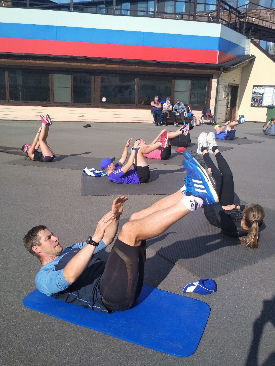 Оружейник Юрий Батманов - биатлонист, сейчас активно тренируется и участвует в соревнованиях "мастерс". В юниорской сборной тренируется его дочь Анастасия