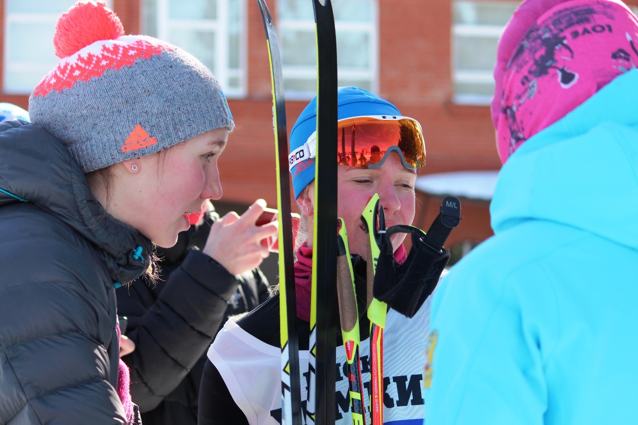 Подруги по подольской команде встречают на финише Ирину Головатюк.