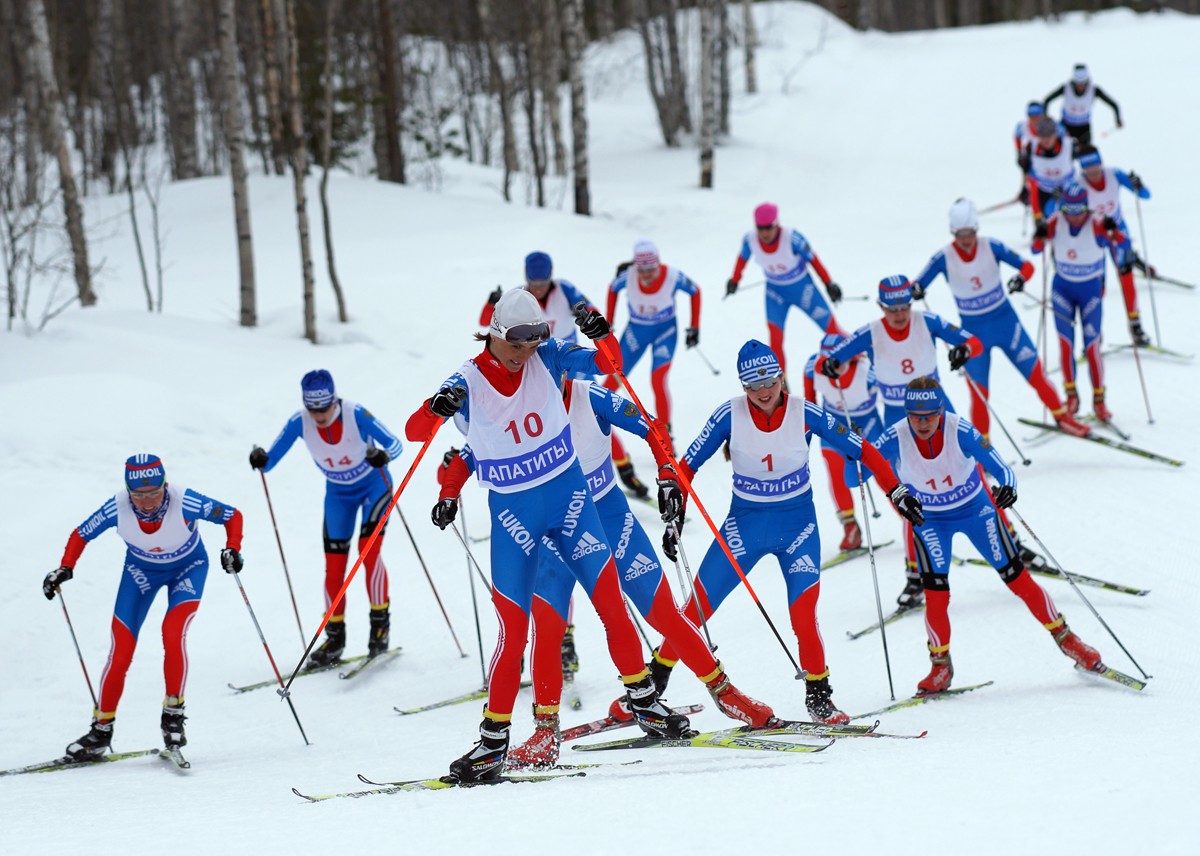 Лыжники 4 10. Лыжные гонки. Спорт лыжные гонки. Лыжники России. Гонки на лыжах.