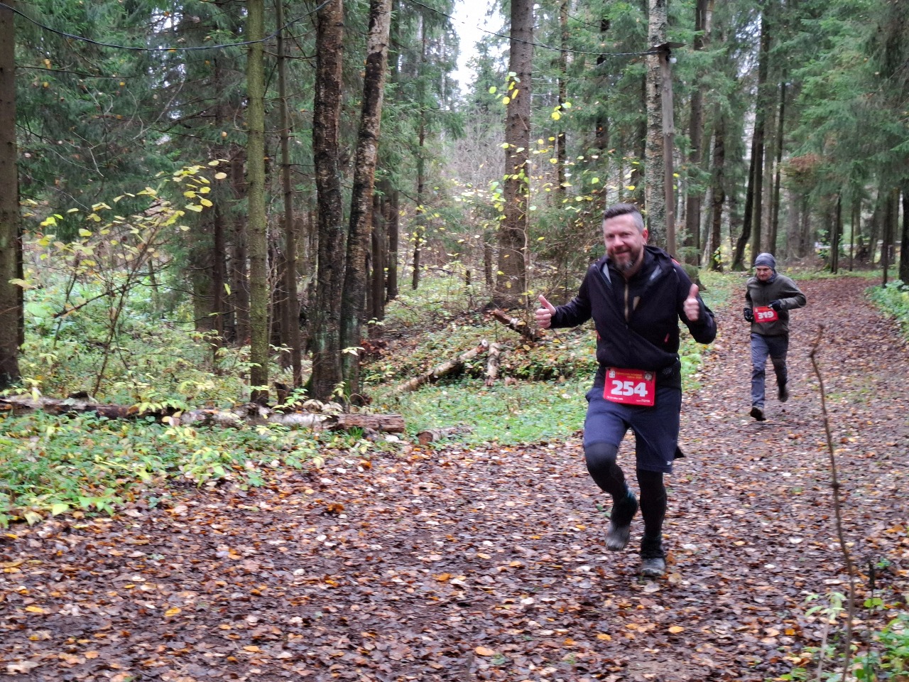 На дистанции.