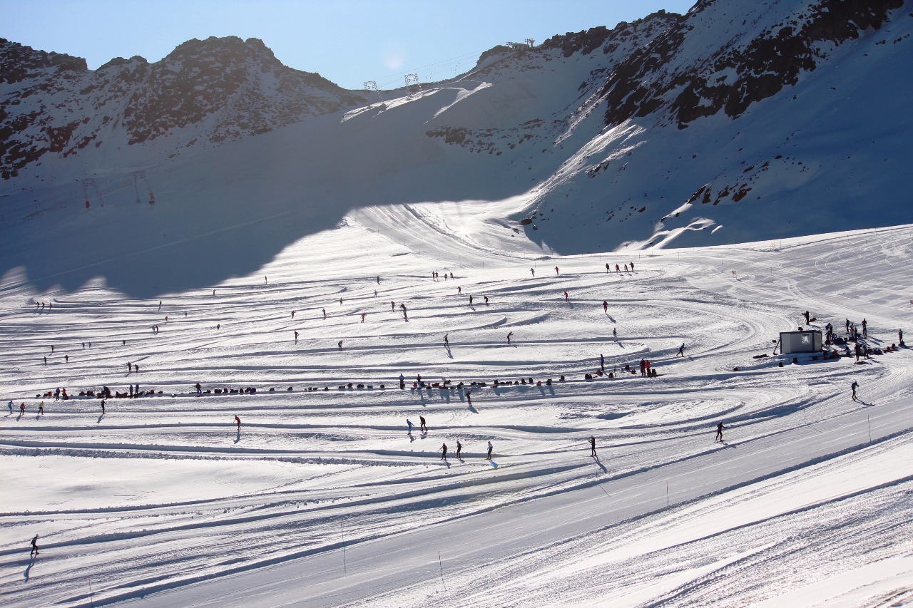 А это уже вид на лыжную трассу, протяженностью 5 с лишним километров, которая находится уже на высоте 3000 метров над уровнем моря.
