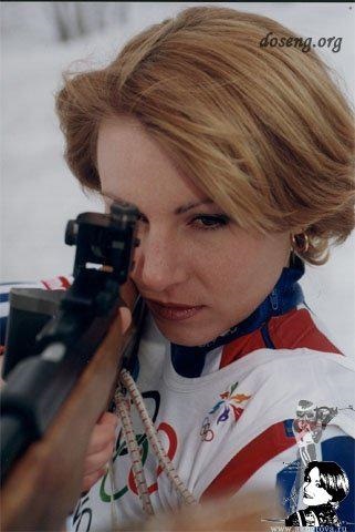 Альбина Ахатова с винтовкой