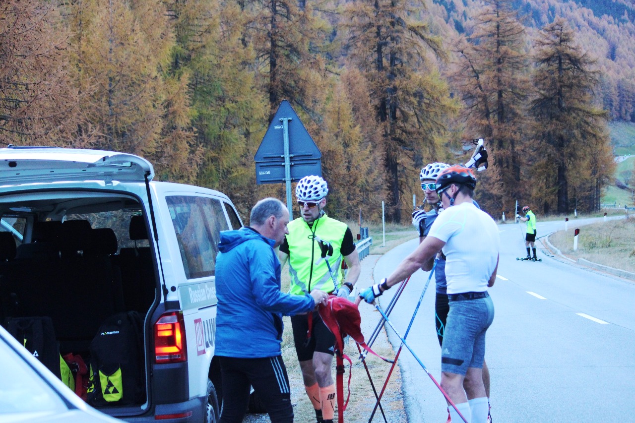 Работа сделана. Теперь важно попить, переодеться во все сухое - в горах к вечеру холодает быстро. И отправиться на заминку - трусцой вниз вокруг живописного озера Вернаго.