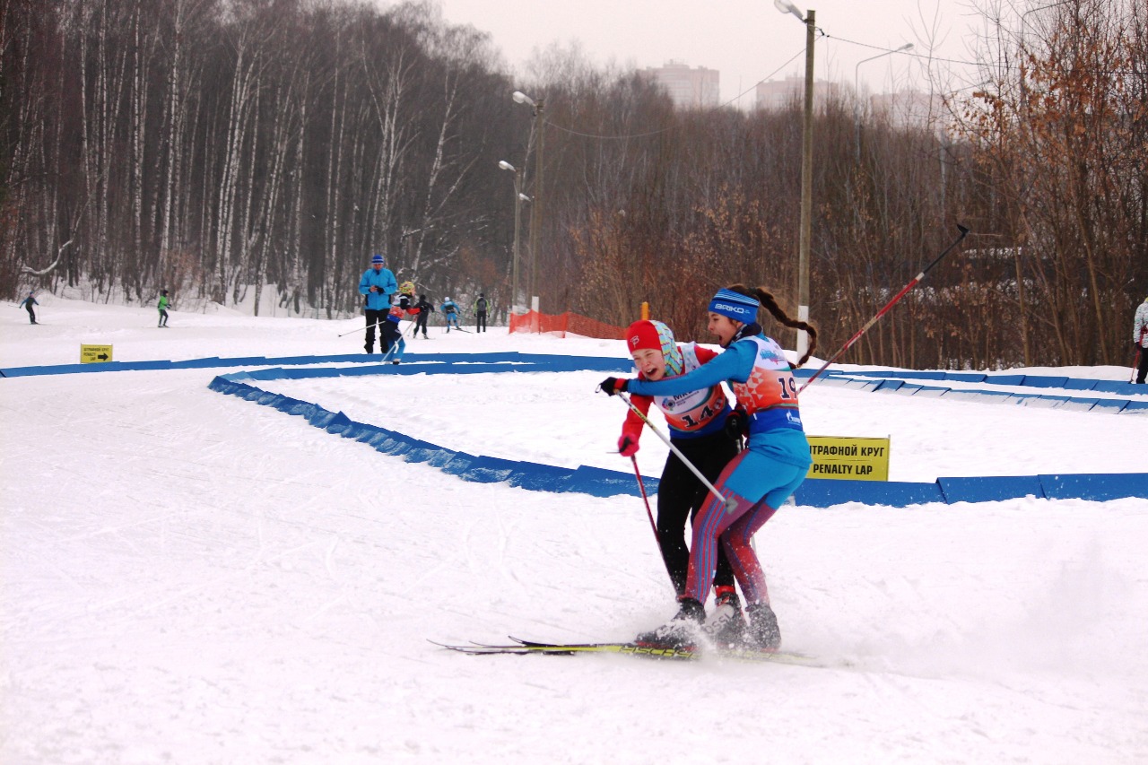 При заходе на штрафной круг не обошлось без столкновений...