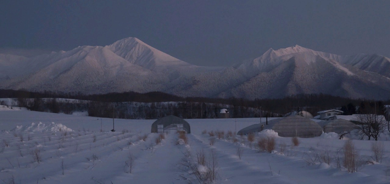 Вечер. Горы погружаются в темноту.