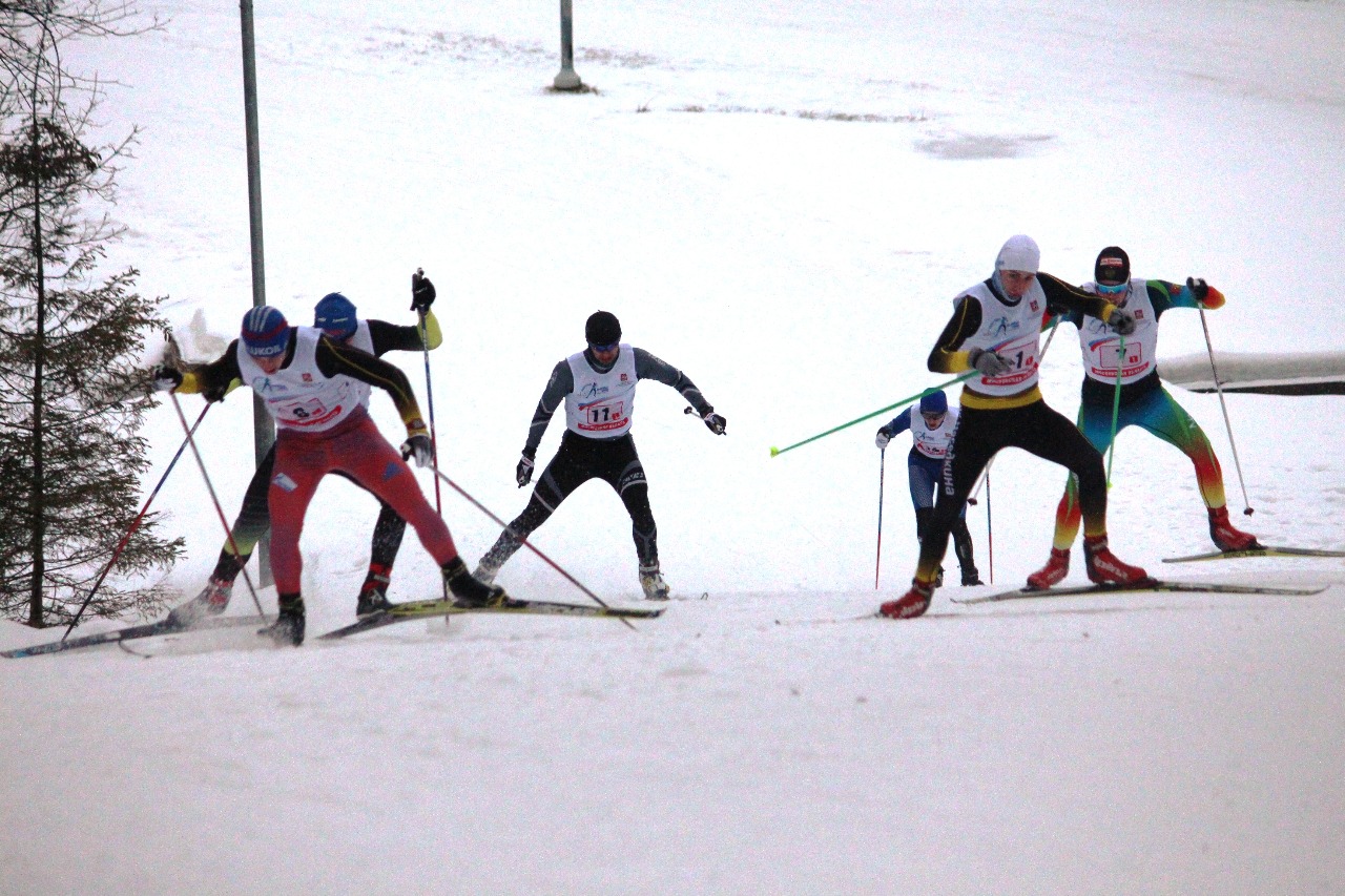 Первый полуфинал - жаркая схватка за выход в финал началась уже в середине дистанции.