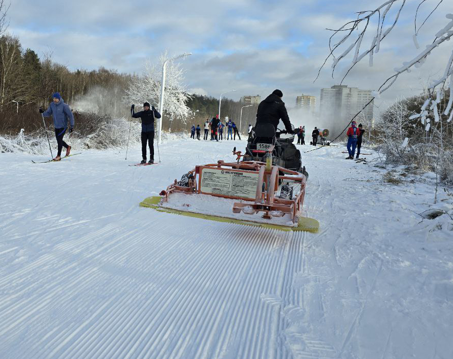 Дмитрий Калинкин Габоша на лыжной трассе в Алешкино. Декабрь 2025.