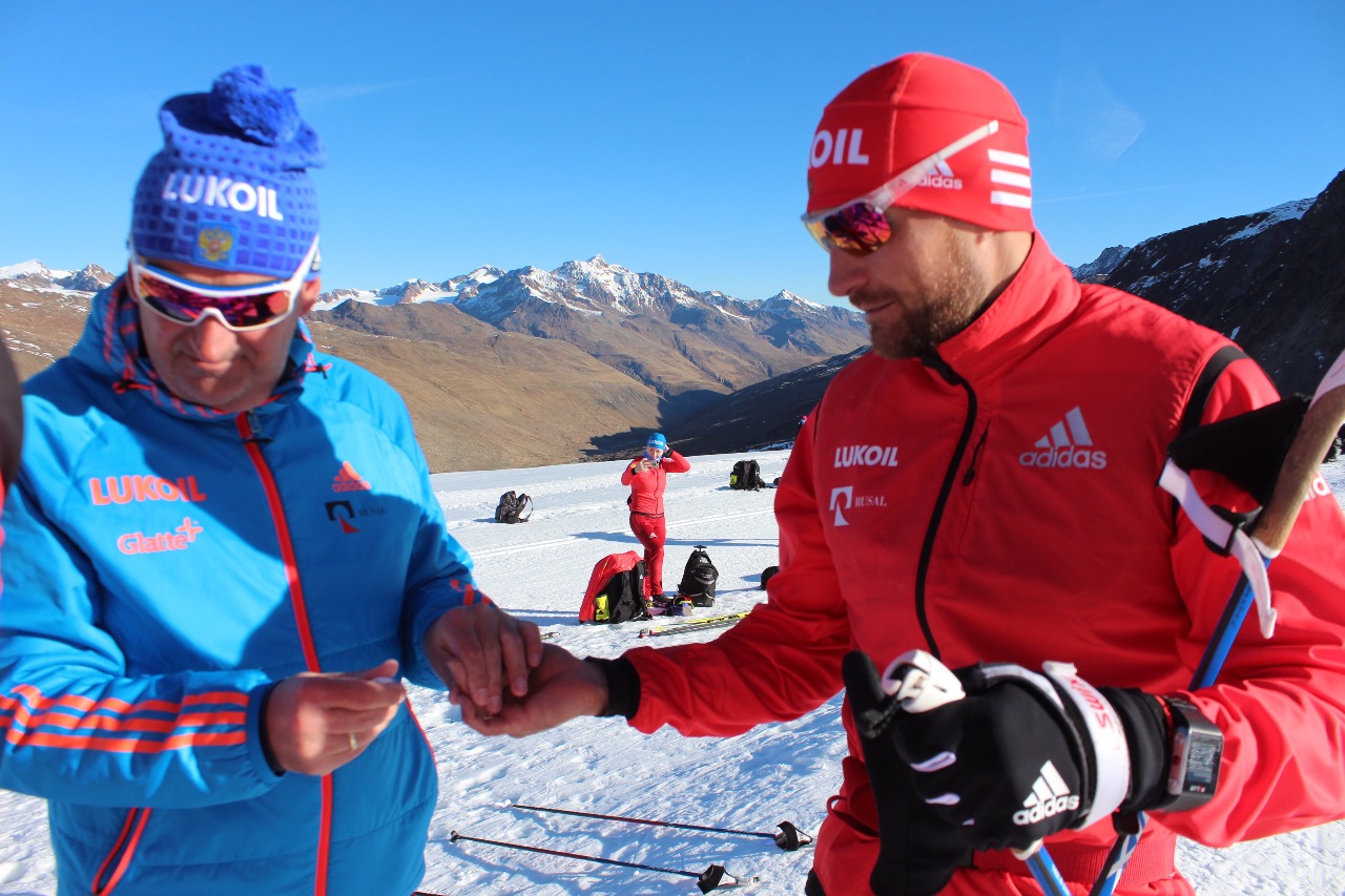 Вот и Алексей Петухов притормозил рядом с тренером. чтобы сдать кровь на проверку уровня лактата.