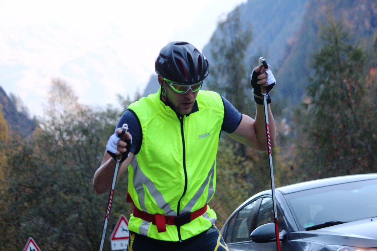 На разминке спринтер Александр Панжинский. Его мы увидим позже и на интервальных отрезках.