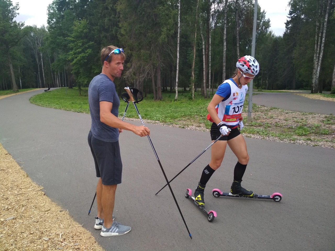 Одно из тренировочных заданий - подъем с одной палкой. Тренеры следят, чтобы спортсмен технически проходил подъем как обычно, как если бы обе палки были у него в руках. "С двумя палками ты разве шла бы здесь подъёмным? Нет? А сейчас почему на него перешла?"