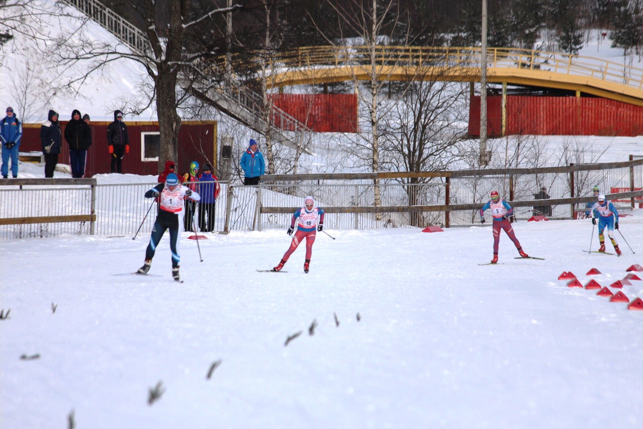 С отрывом выигрывает финал Дарья Сторожилова. Второй летит к финишу Наталья Ильина.