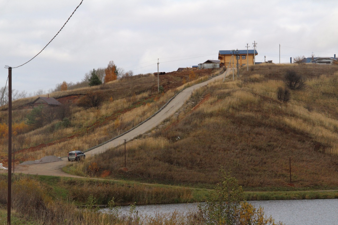 Вид из за озера на стартовый подъем