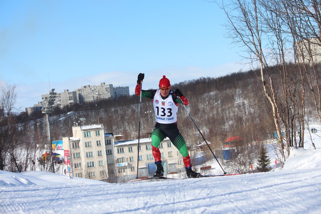 Михаил Семенов атакует.
