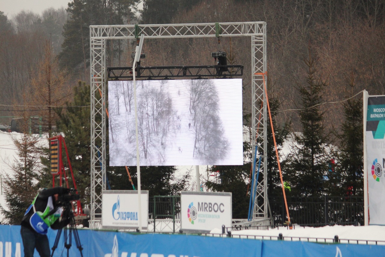 Видеокамеры по дистанции, дрон и большой экран на стартовой поляне.