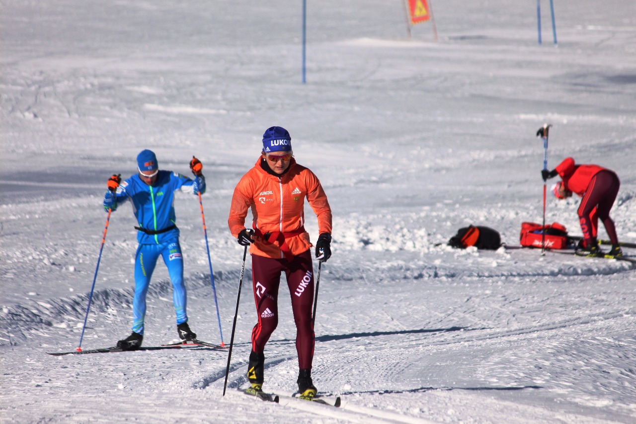 Вот здесь как раз, за спиной Юлии Белоруковой, подъем преодолевает Ииво Нисканен.