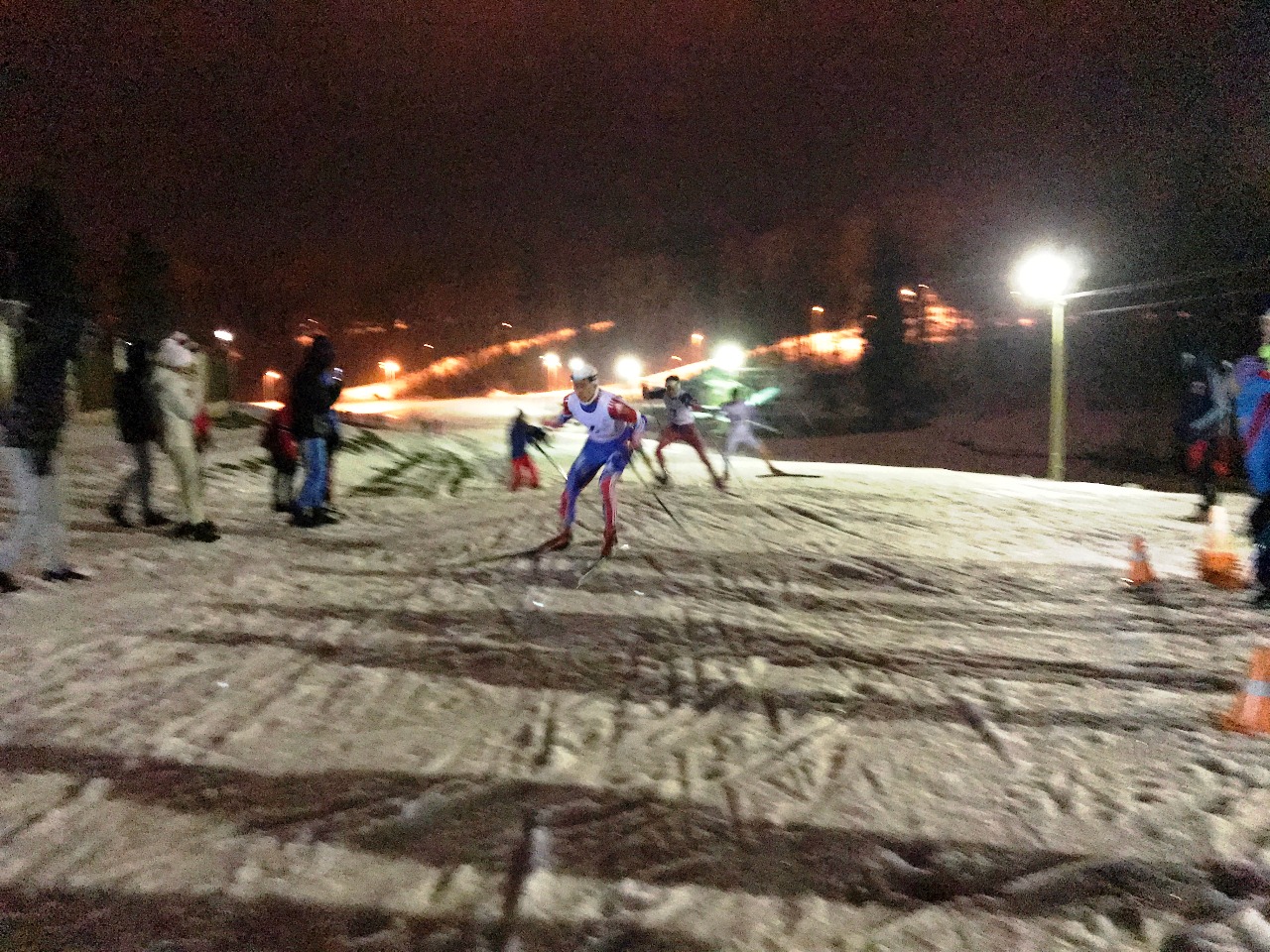 Мгновения борьбы во втором мужском четвертьфинале на выходе из заключительного финишного подъема.