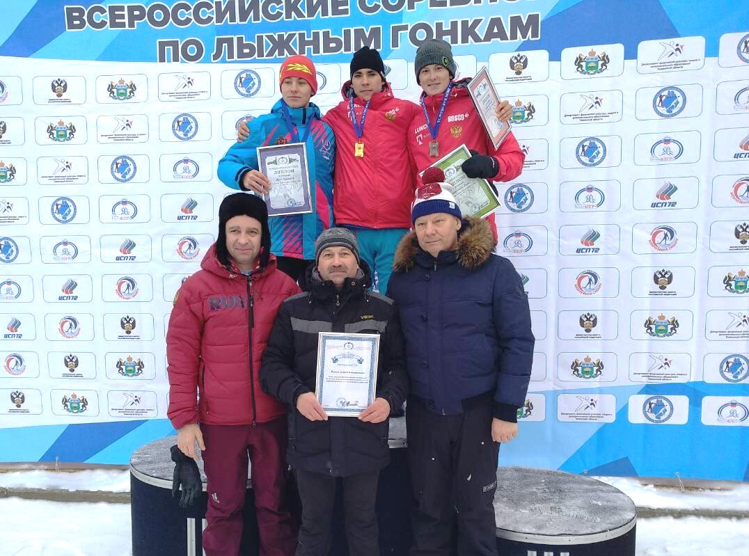 Победитель и призеры гонки юниоров 19-20 лет.